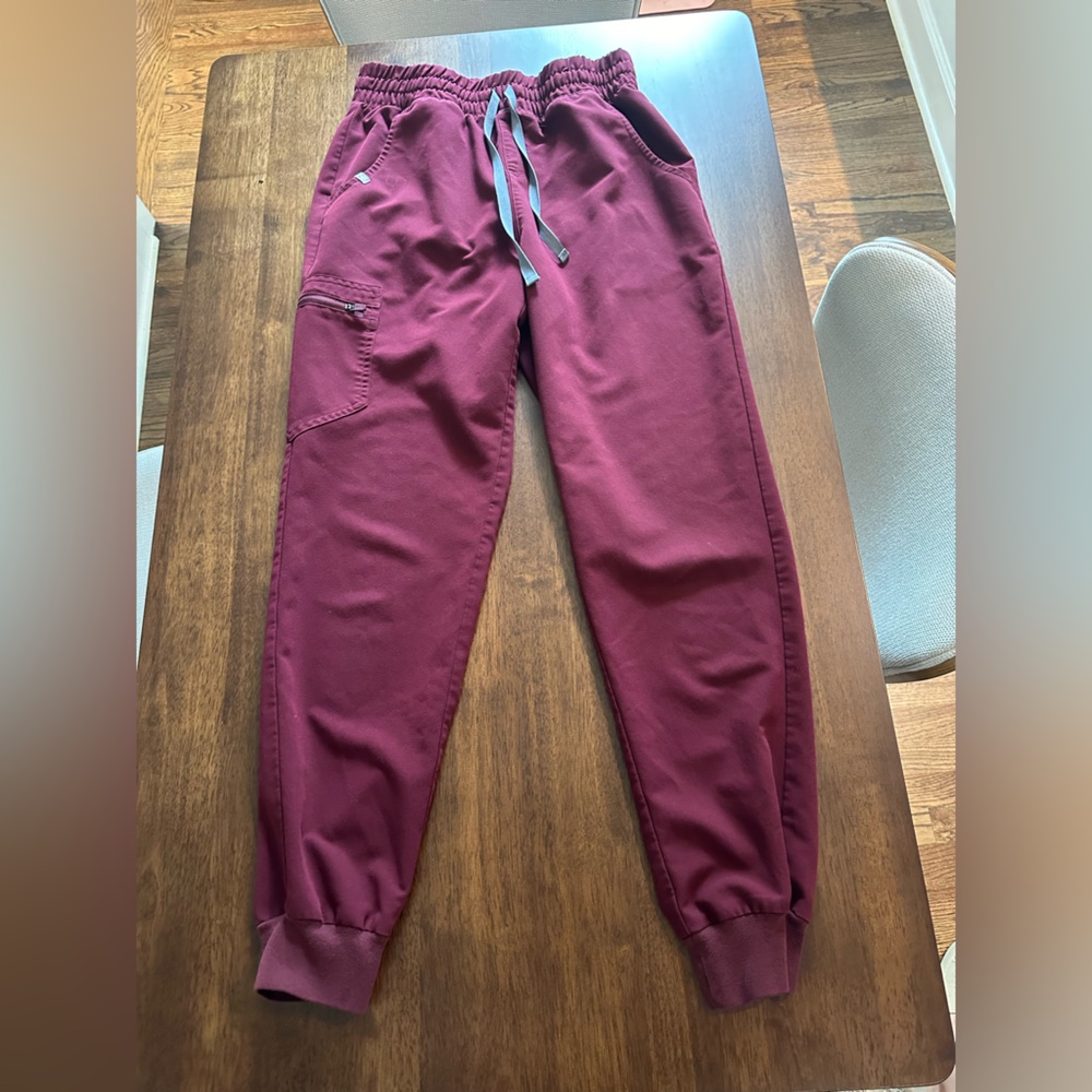 Figs High Waisted Zamora Jogger Scrub Pants in Burgundy size Small